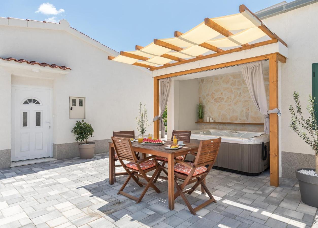 דירות ספליט Tonina - House With Terrace, Jacuzzi, Free Parking מראה חיצוני תמונה