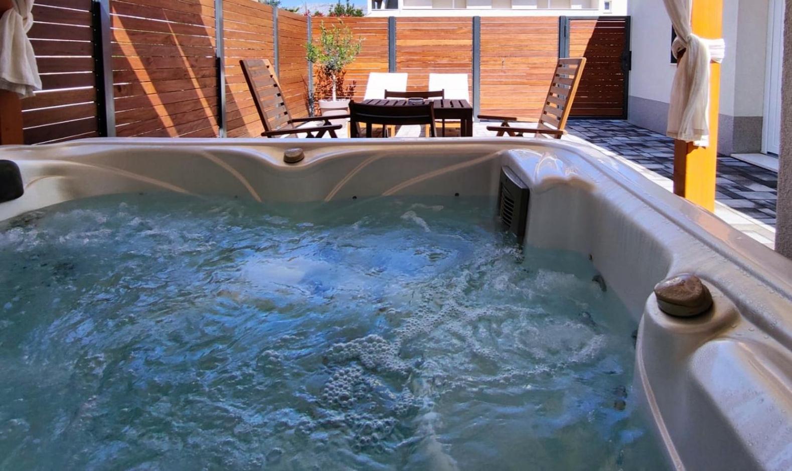 דירות ספליט Tonina - House With Terrace, Jacuzzi, Free Parking מראה חיצוני תמונה